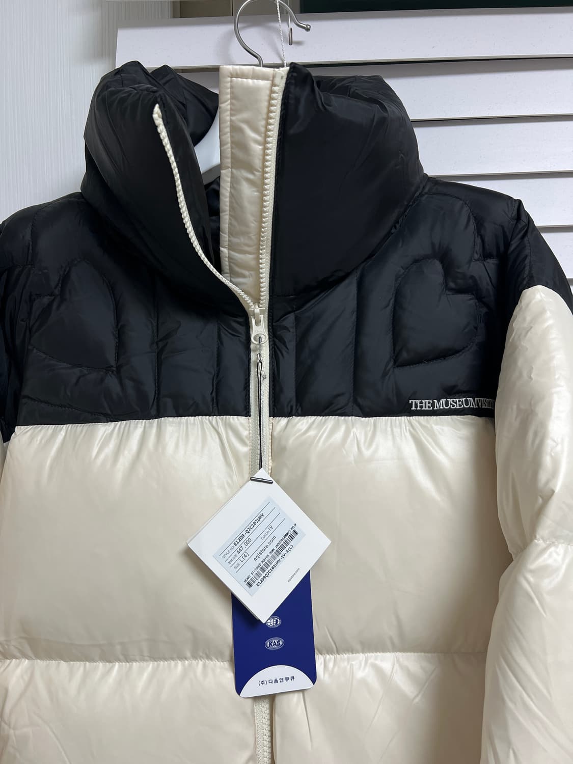 더뮤지엄비지터 패딩 새상품 상품이미지2