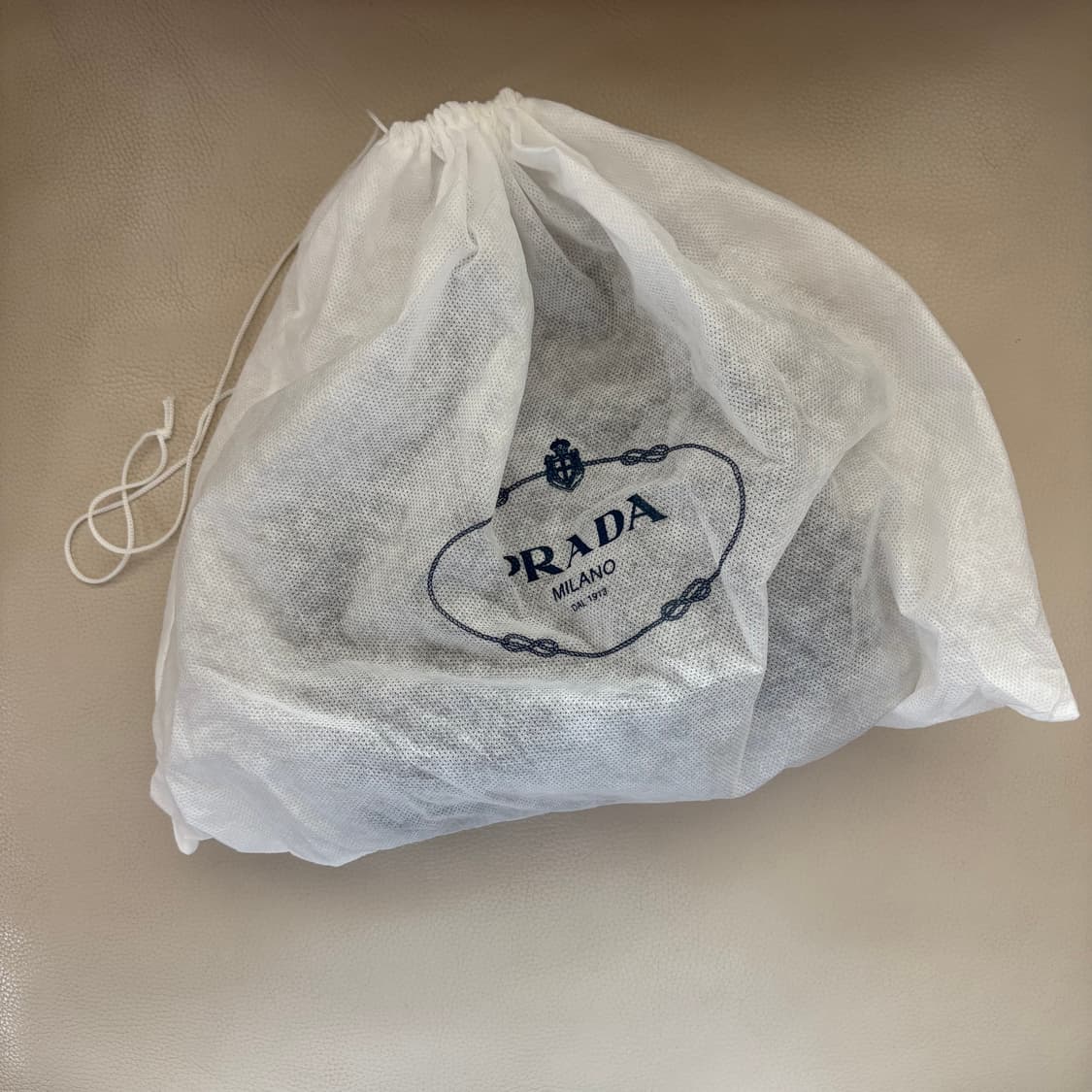 프라다 스터드 숄더백 상품이미지7