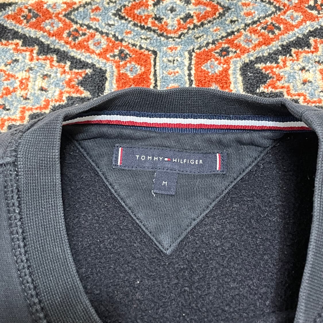 타미힐피거 스펠로고 블랙 기모 맨투맨 남성M 상품이미지5