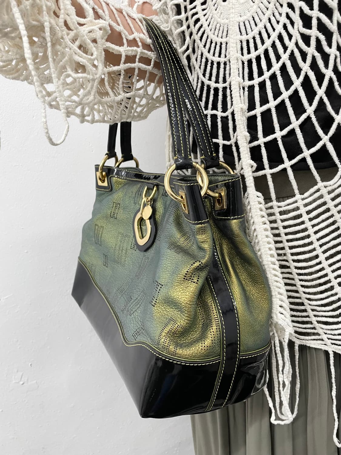 닥스 페어리 로고 참 숄더백 상품이미지5