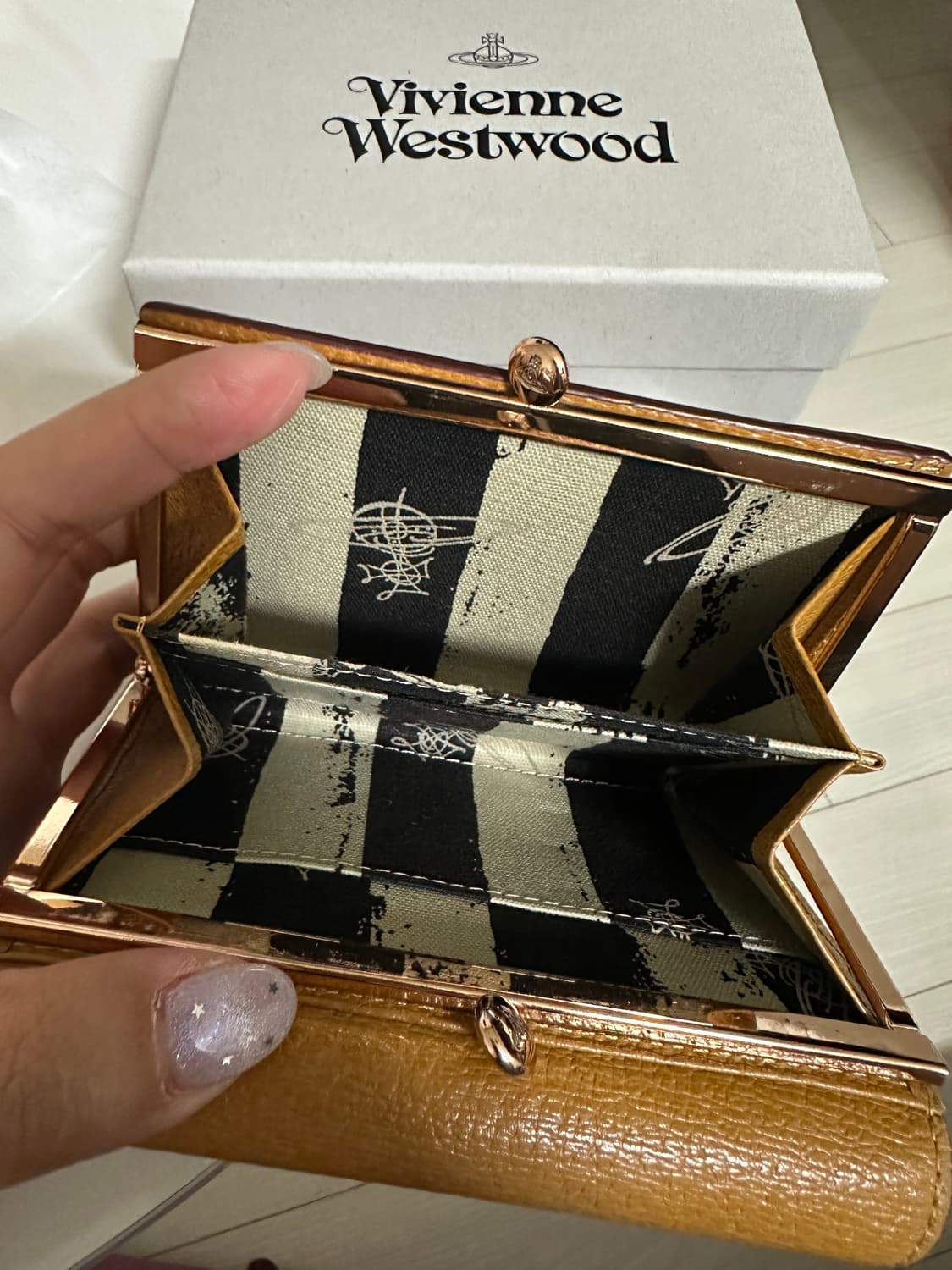 정품 일본백화점 구매) 비비안웨스트우드 브라운 지갑 상품이미지5