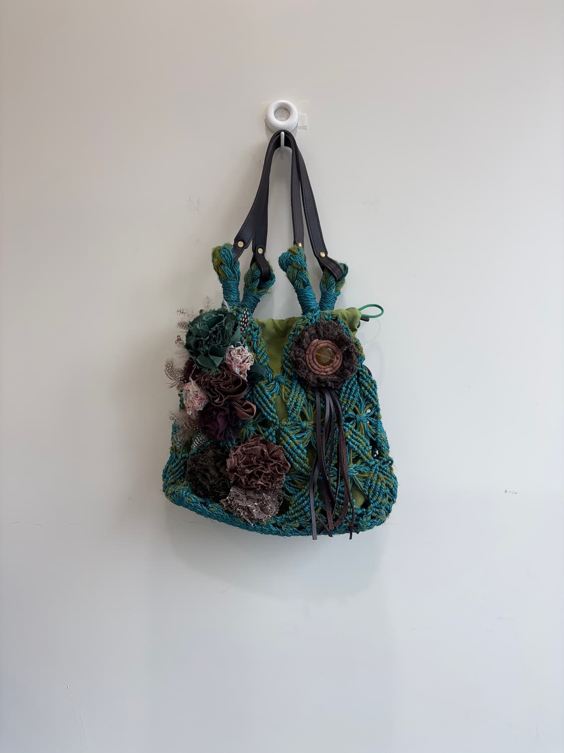 그린 보헤미안 코사지 니트 파우치 백 상품이미지1