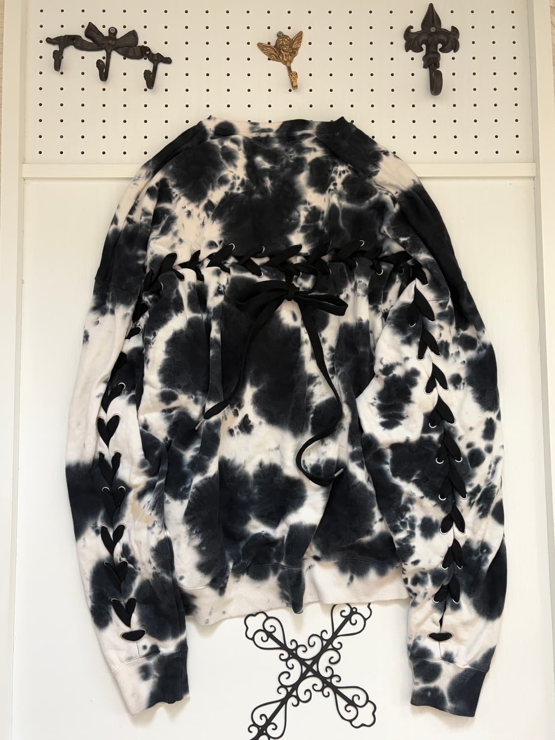 • Navy Tie Dye Back Eyelet sweatshirt 상품이미지2