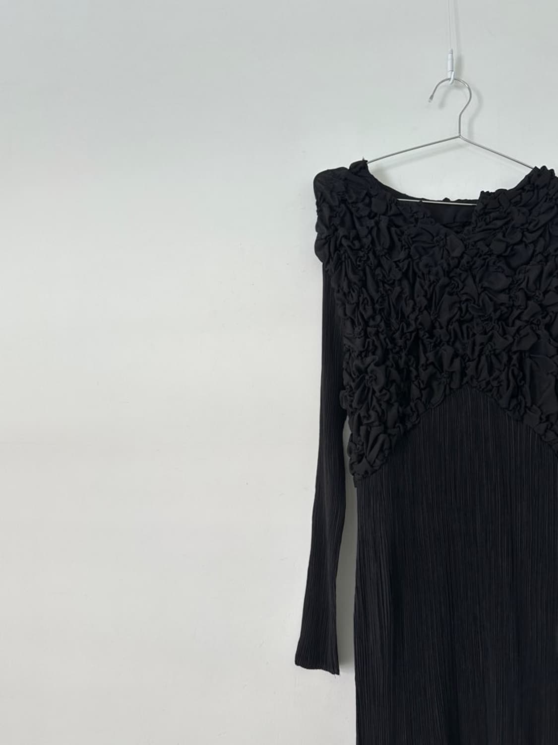 Flower detailed pleats ops / black 상품이미지2