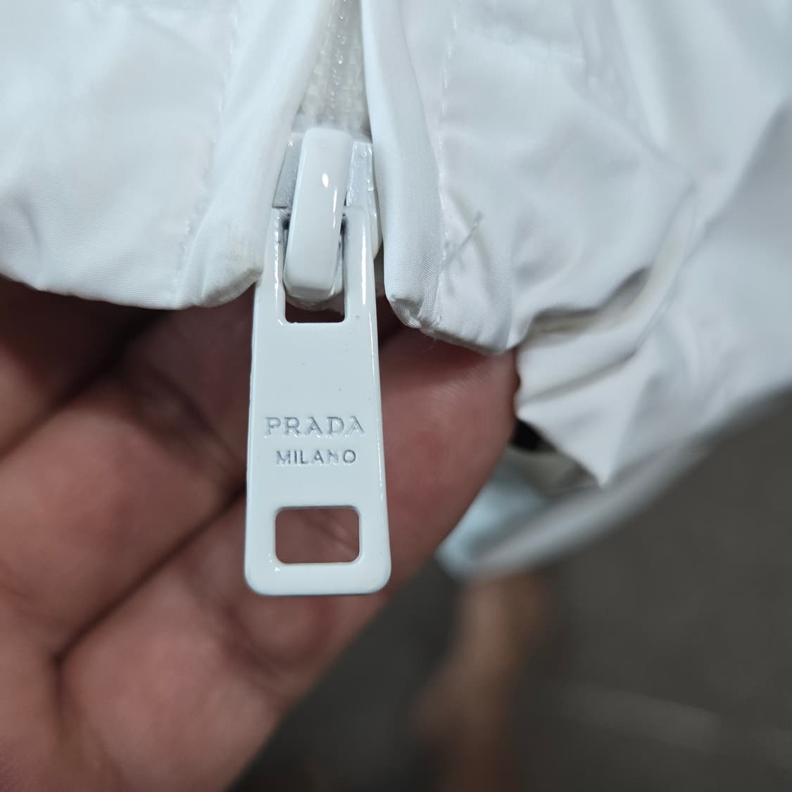 ​[정품] 프라다(PRADA) 삼각로고 나일론 후드 바람막이 - 화이트 상품이미지10