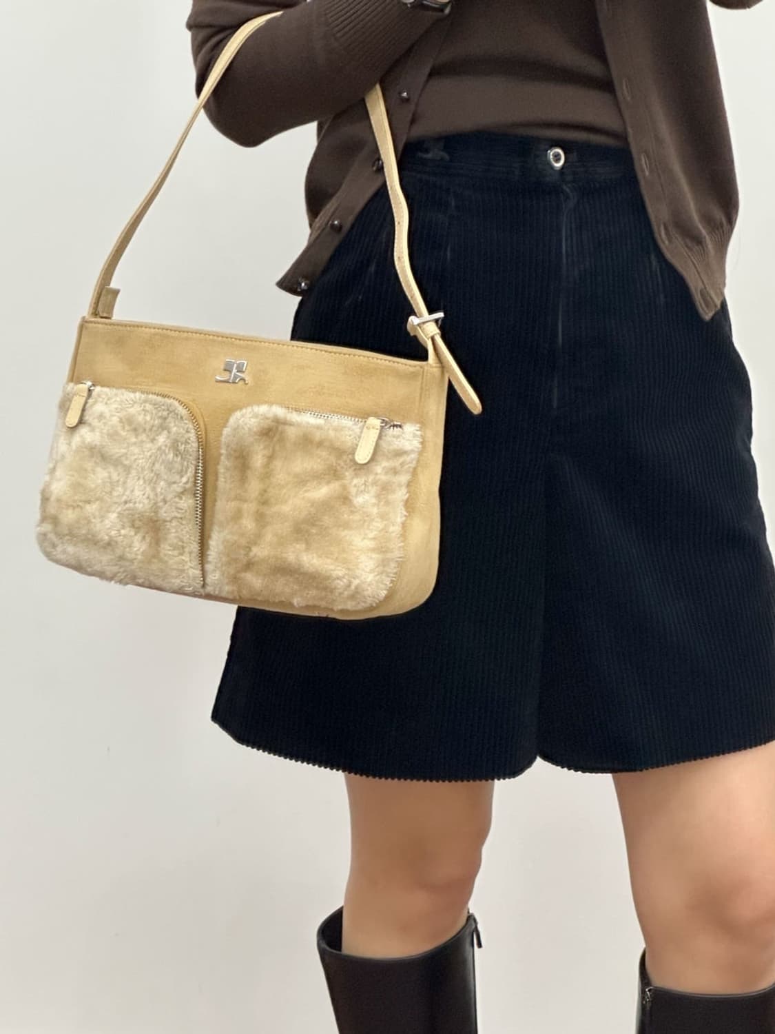 courreges / 꾸레쥬 베이지 스웨이드 퍼 숄더백  상품이미지4