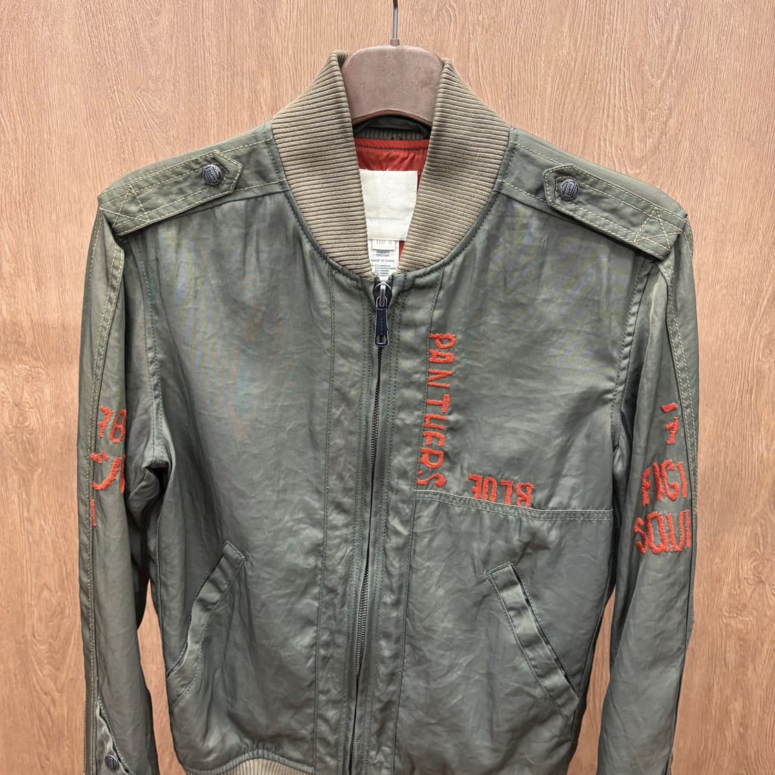 디젤 항공 점퍼 레드 자수 아트워크 어깨 견장 로고 버튼 디테일 카키 상품이미지4