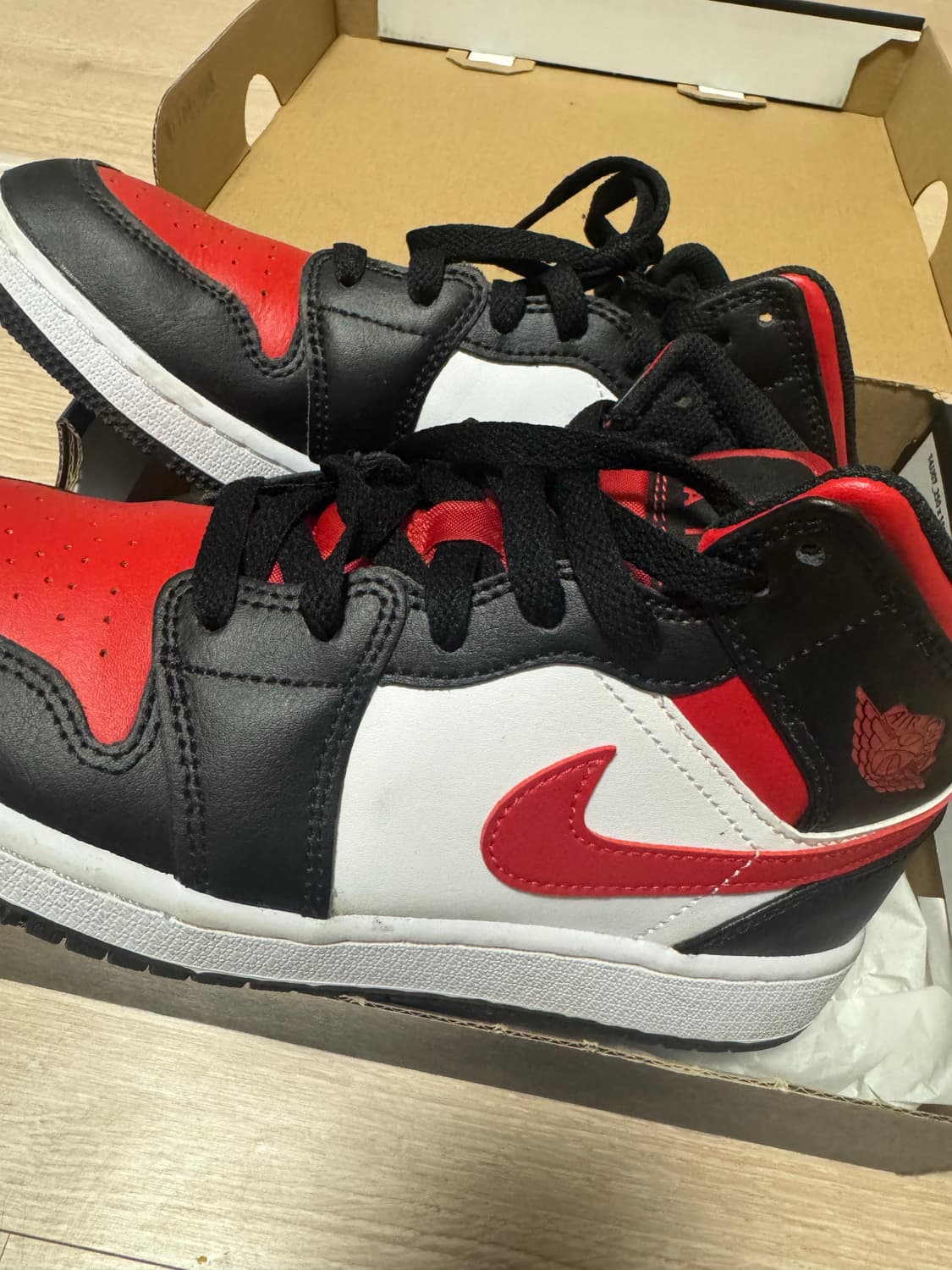 조던 1 미드 블랙 파이어 레드 상품이미지1