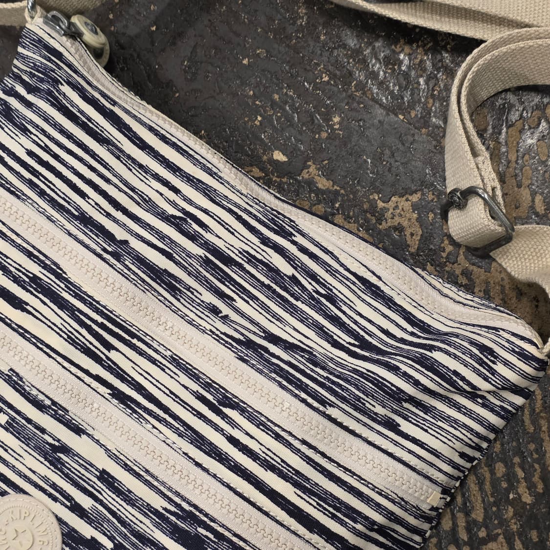 키플링 스트라이프 크로스백 상품이미지4