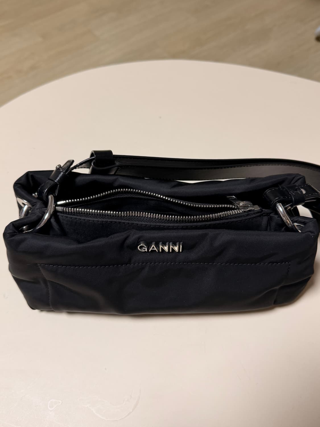 GANNI 가니 블랙 필로우 바게트백 상품이미지3