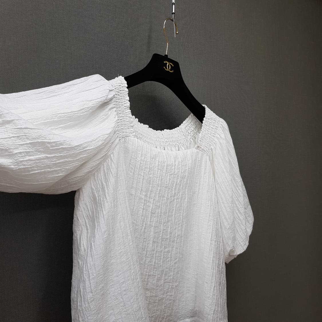 클럽모나코 2025스모크 밴딩 퍼프 슬리브 블라우스 S사이즈 상품이미지3