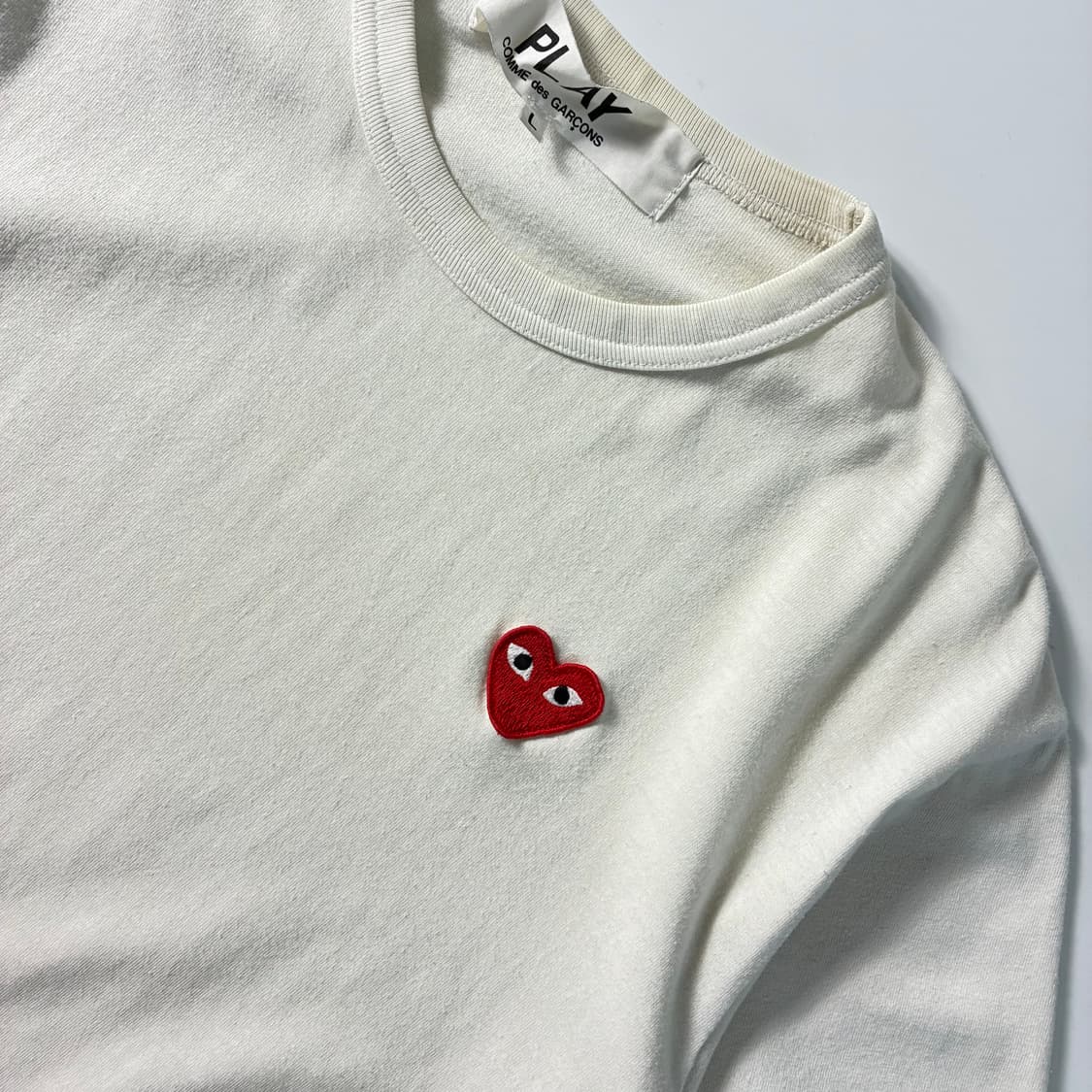 Comme des garcons  꼼데가르송 스몰하트 패치 화이트 반팔티 상품이미지2
