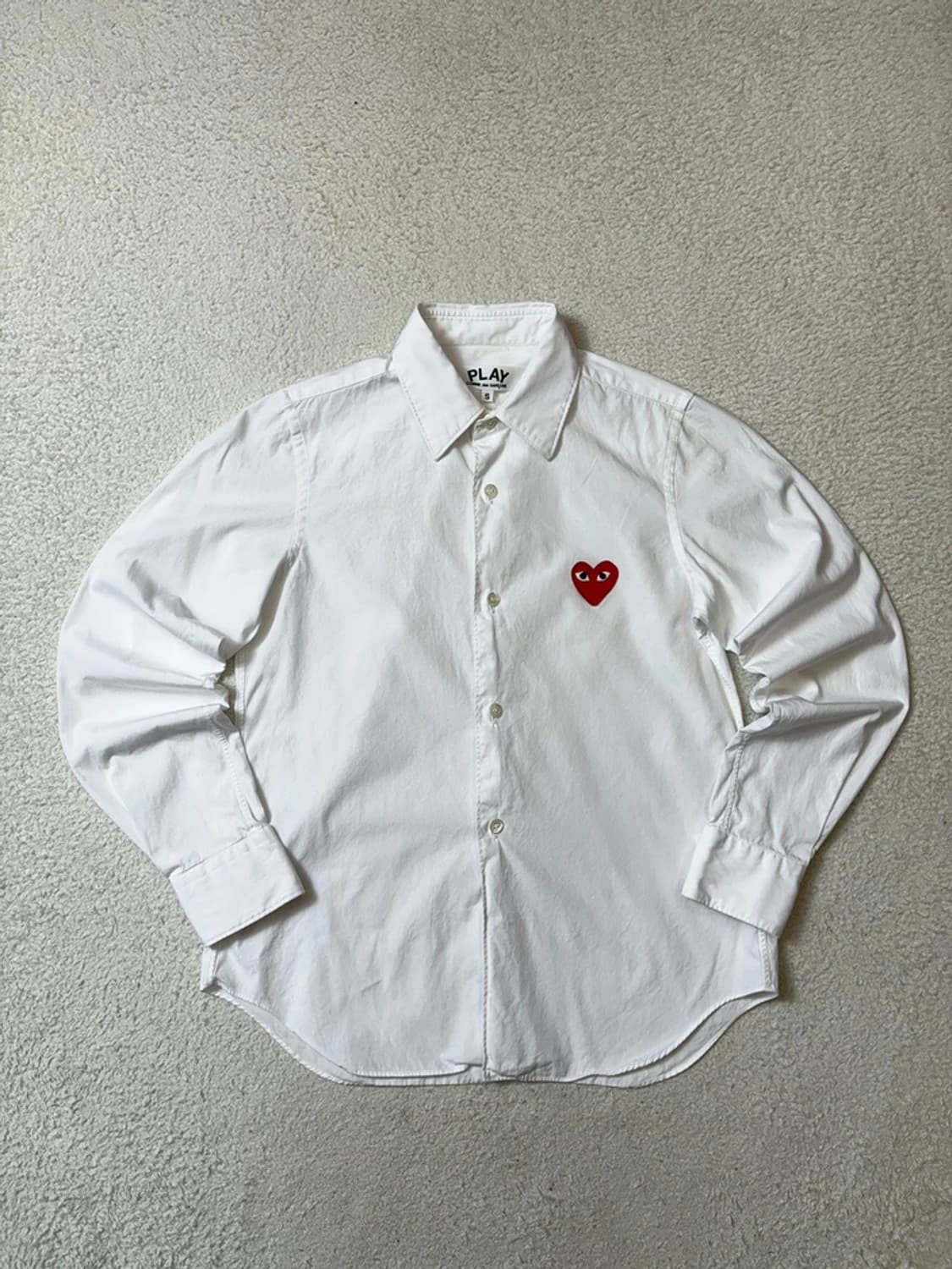 꼼데가르송 시그니처 하트 로고 솔리드 셔츠 PN6497 상품이미지1