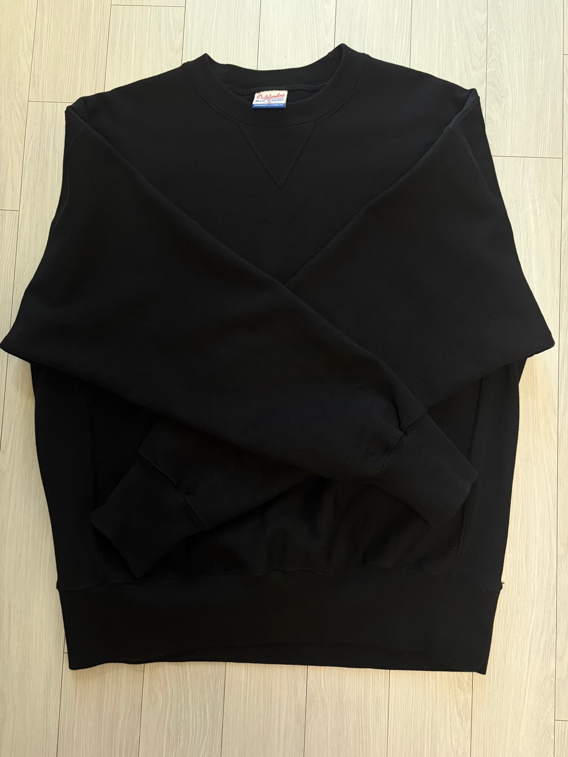 아웃스탠딩 맨투맨 블랙 M 팝니다 상품이미지1