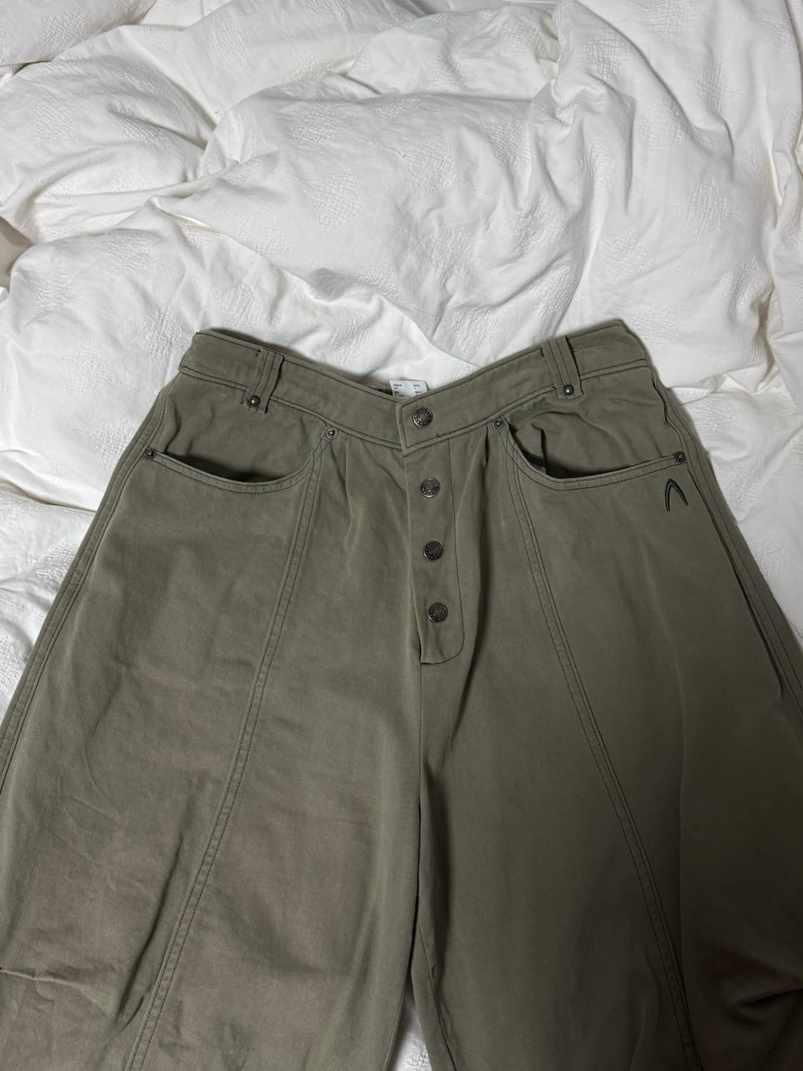 아캄 Knee Pin-tuck Studeed Cotton Pants 카키 상품이미지2