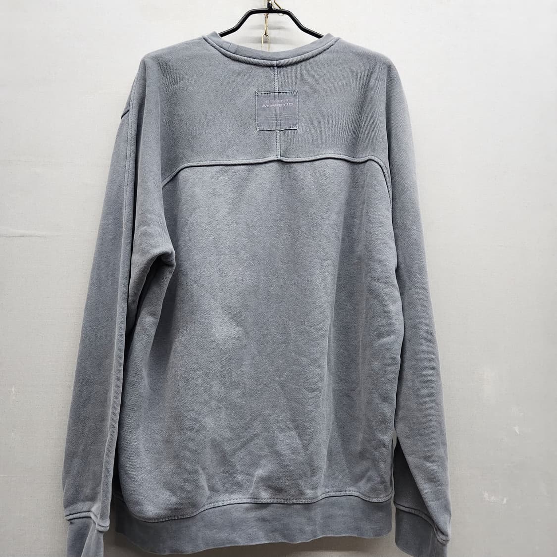 데상트 로고자수 피그먼트 맨투맨 L(2XL) 상품이미지4