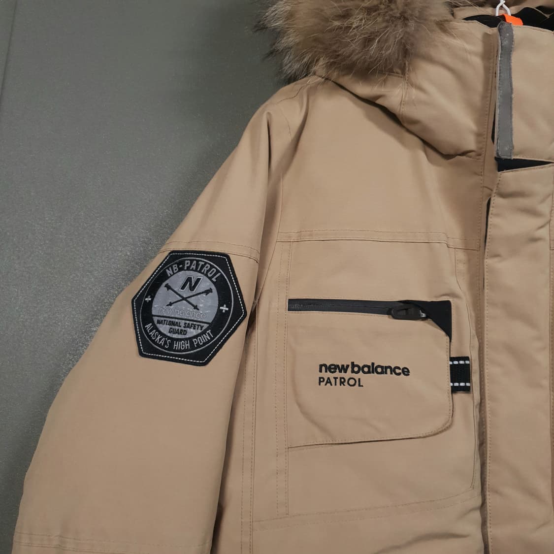 여성 M) 뉴발란스 패트롤 구스 다운 후드 퍼 패딩 점퍼 자켓 베이지 상품이미지3