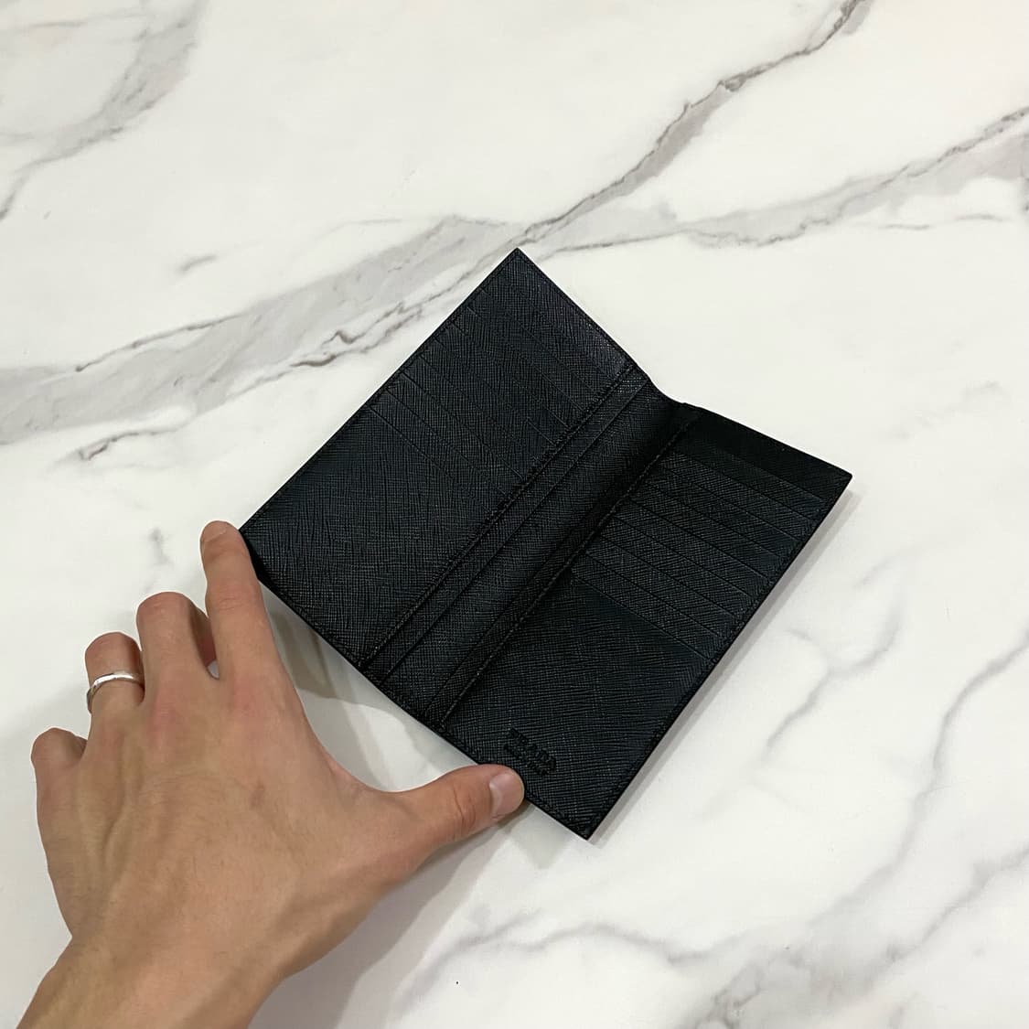 프라다 사피아노 레더 메탈로고 장지갑 블랙 2MV836 상품이미지2