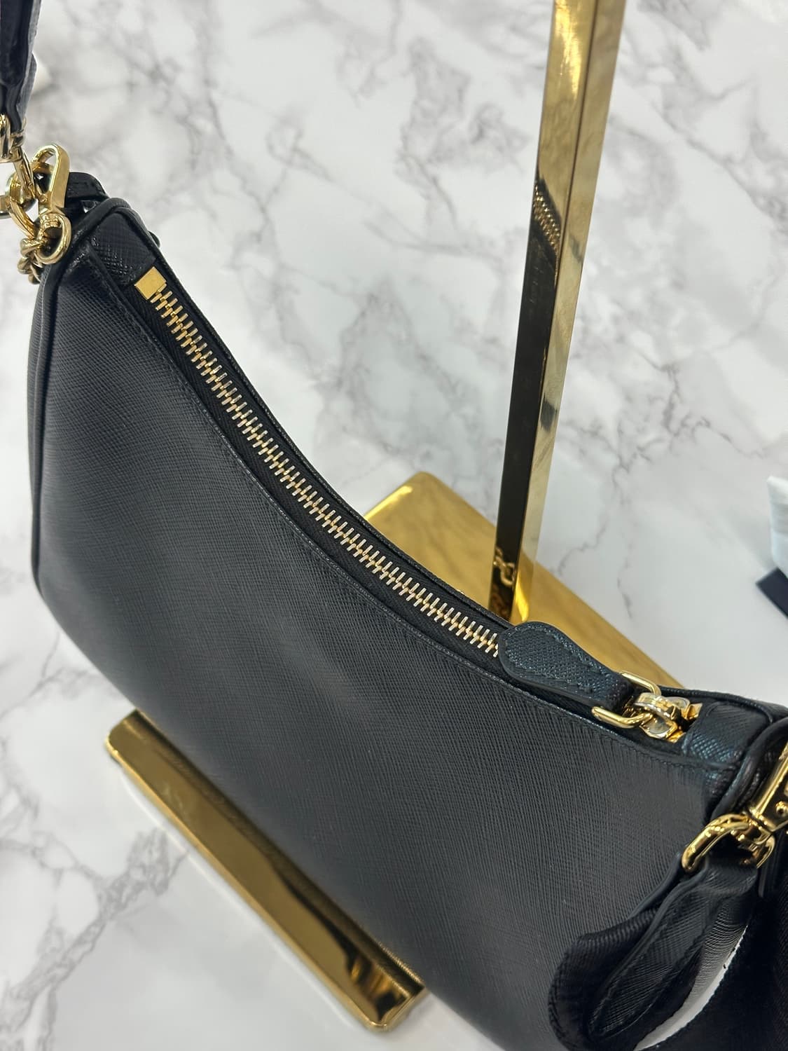 [정품] 프라다 리에디션 2005 사피아노 레더 숄더백 블랙 상품이미지7