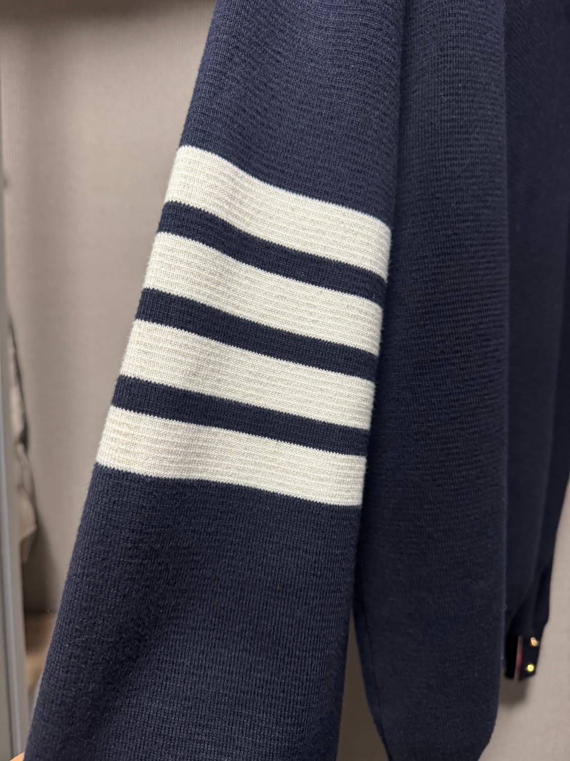 톰브라운 밀라노 스티치 사선 완장 니트 네이비 3 상품이미지4
