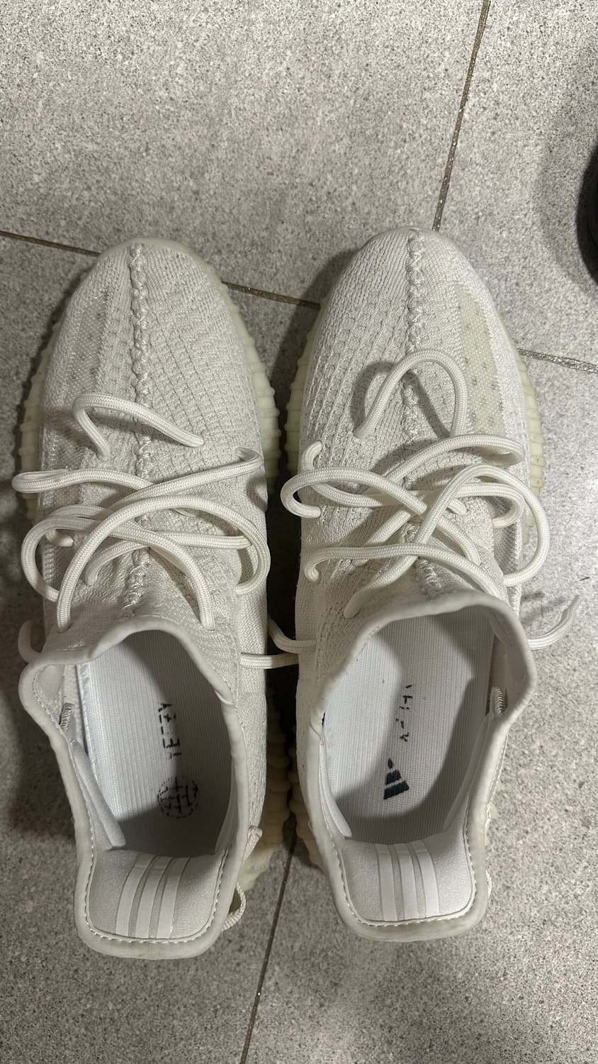 Yeezy 350 상품이미지1