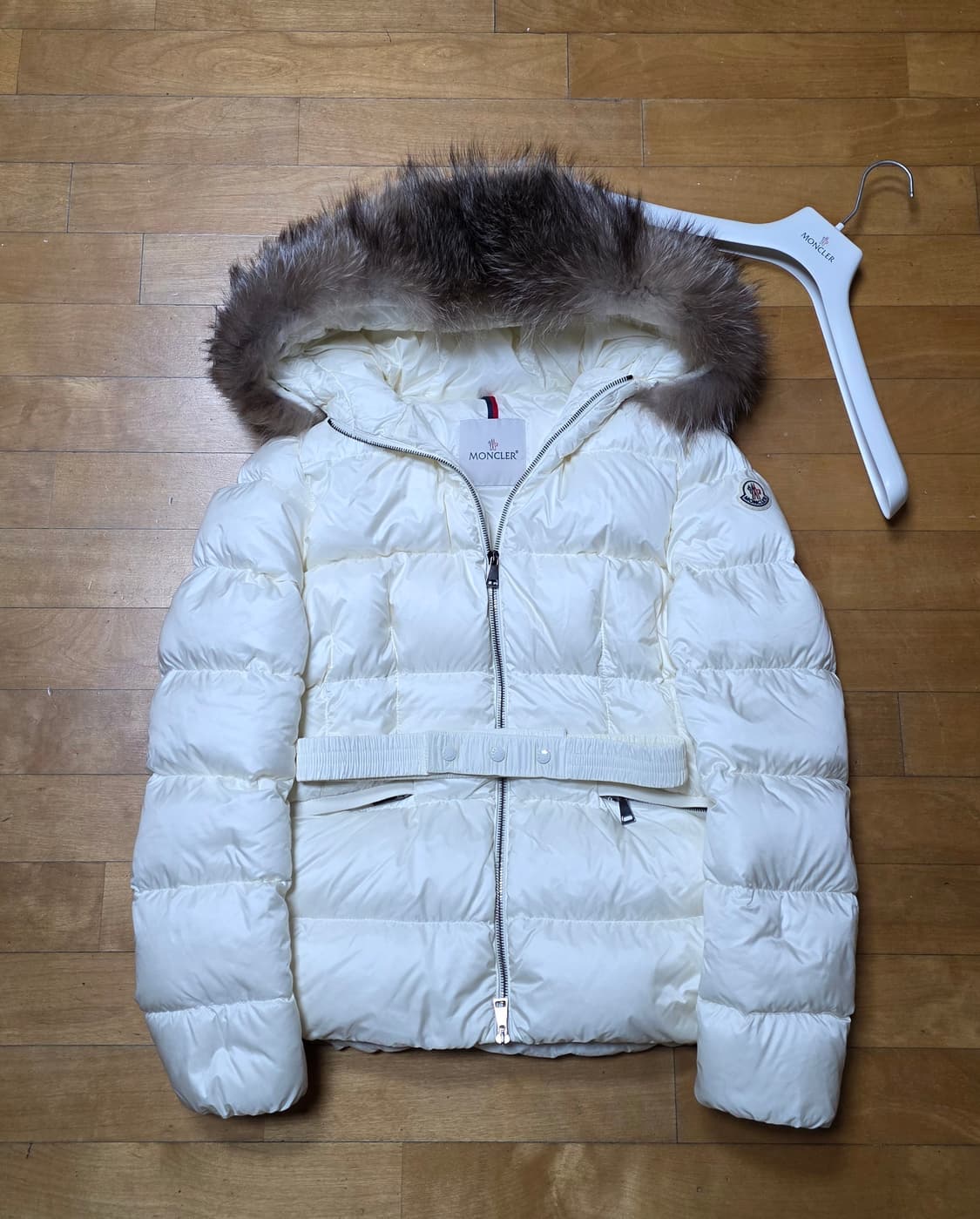 [새상품급,2]백화점판 22fw 몽클레어 보에드 실버폭스퍼 상품이미지1