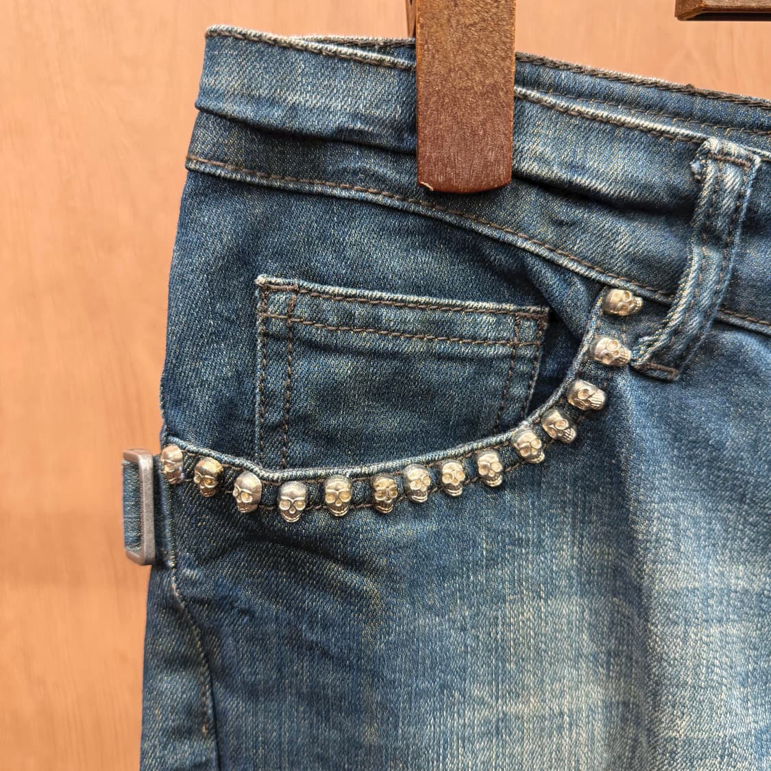 쟈딕 앤 볼테르 데님 숏 팬츠 스컬 스터드 밑단 프린지 디테일 진청 상품이미지6