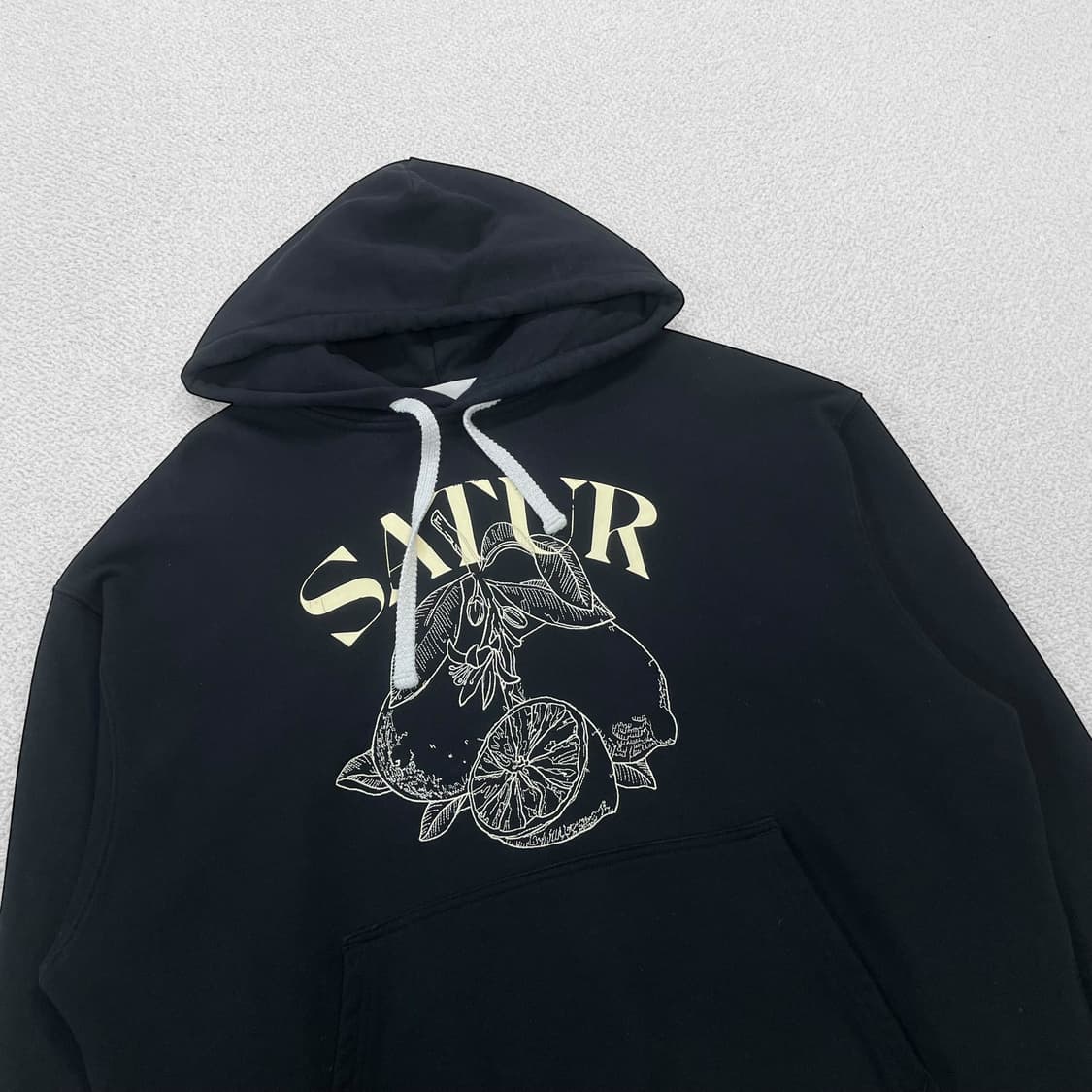 세터 Satur 카프리 시트론 드로잉 그래픽 후드티 블랙 상품이미지2