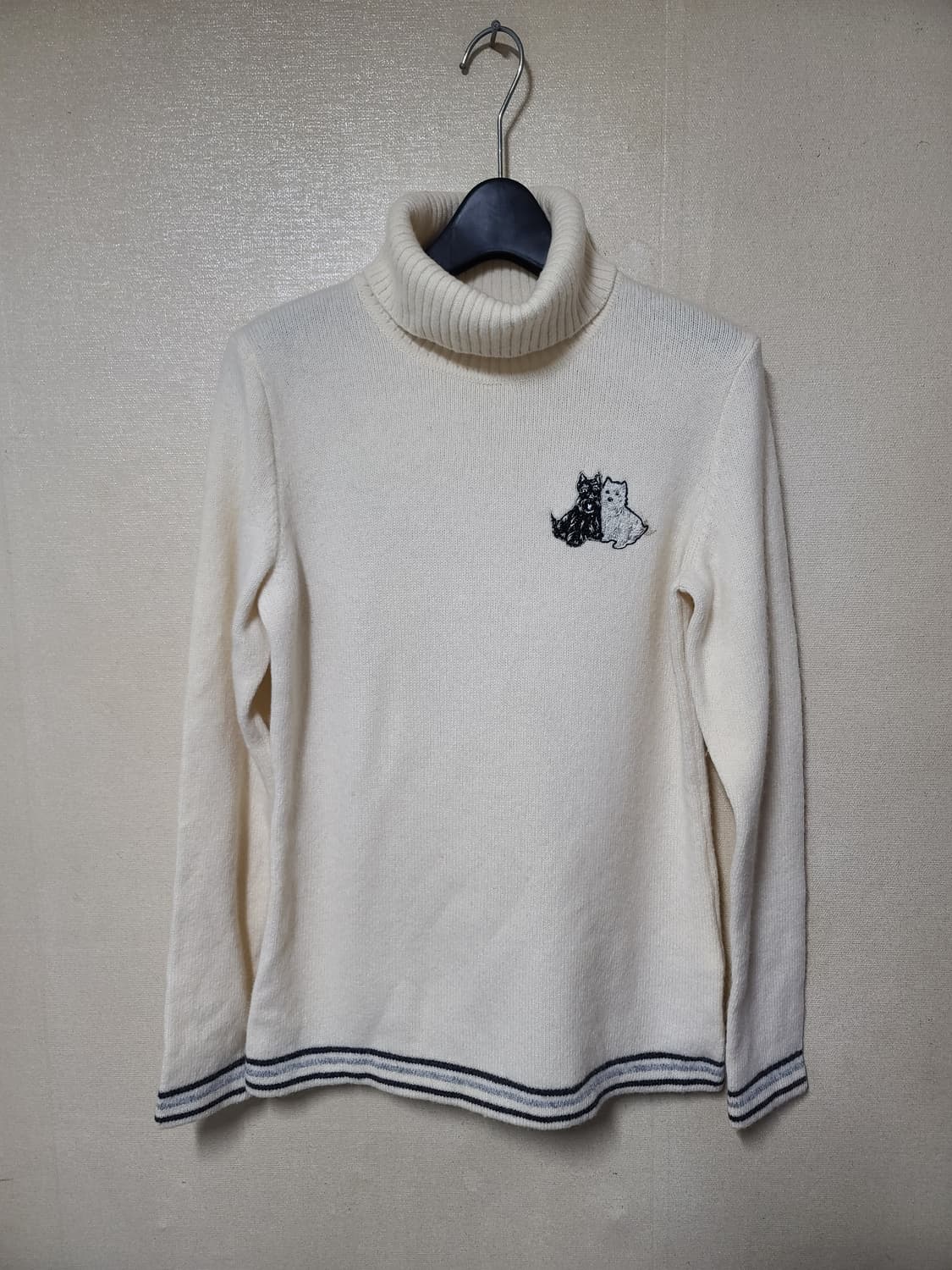 블랙앤화이트 캐시미어 혼방 터틀넥 니트 상품이미지1