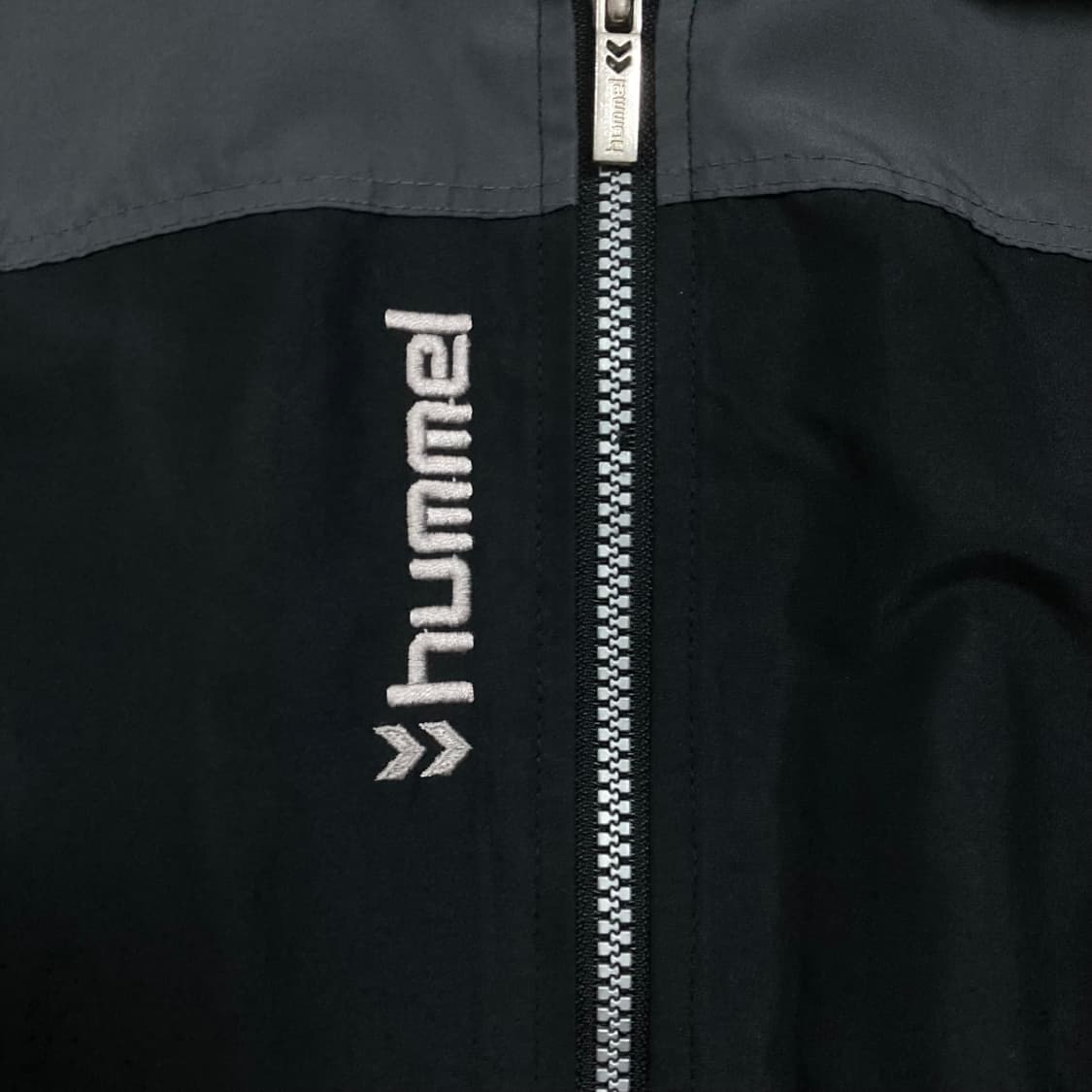 험멜 스몰 로고 사이드 라인 블랙 배색 바람막이 상품이미지3