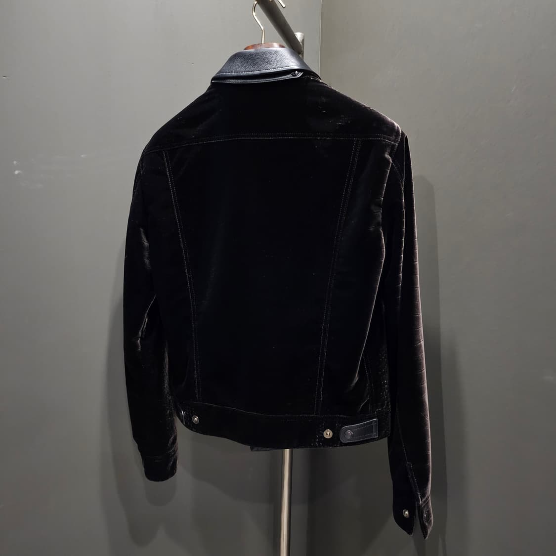 톰포드 크록벨벳 신상 트러커 가죽 카라 자켓 상품이미지5