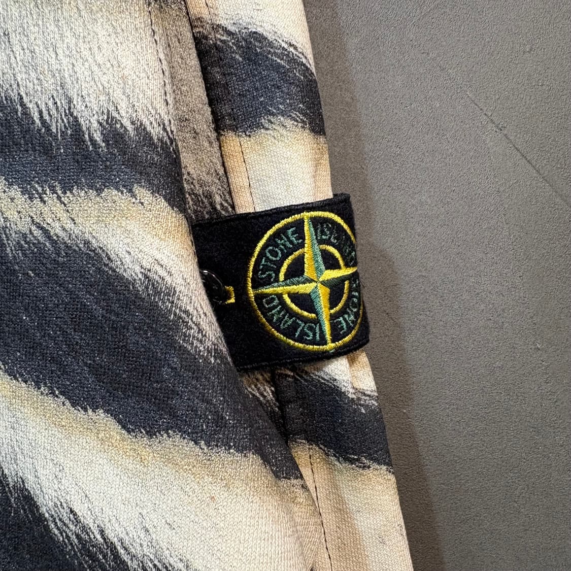 [L] STONE ISLAND 스톤아일랜드 타이거 프린팅 스웻 셔츠 상품이미지2
