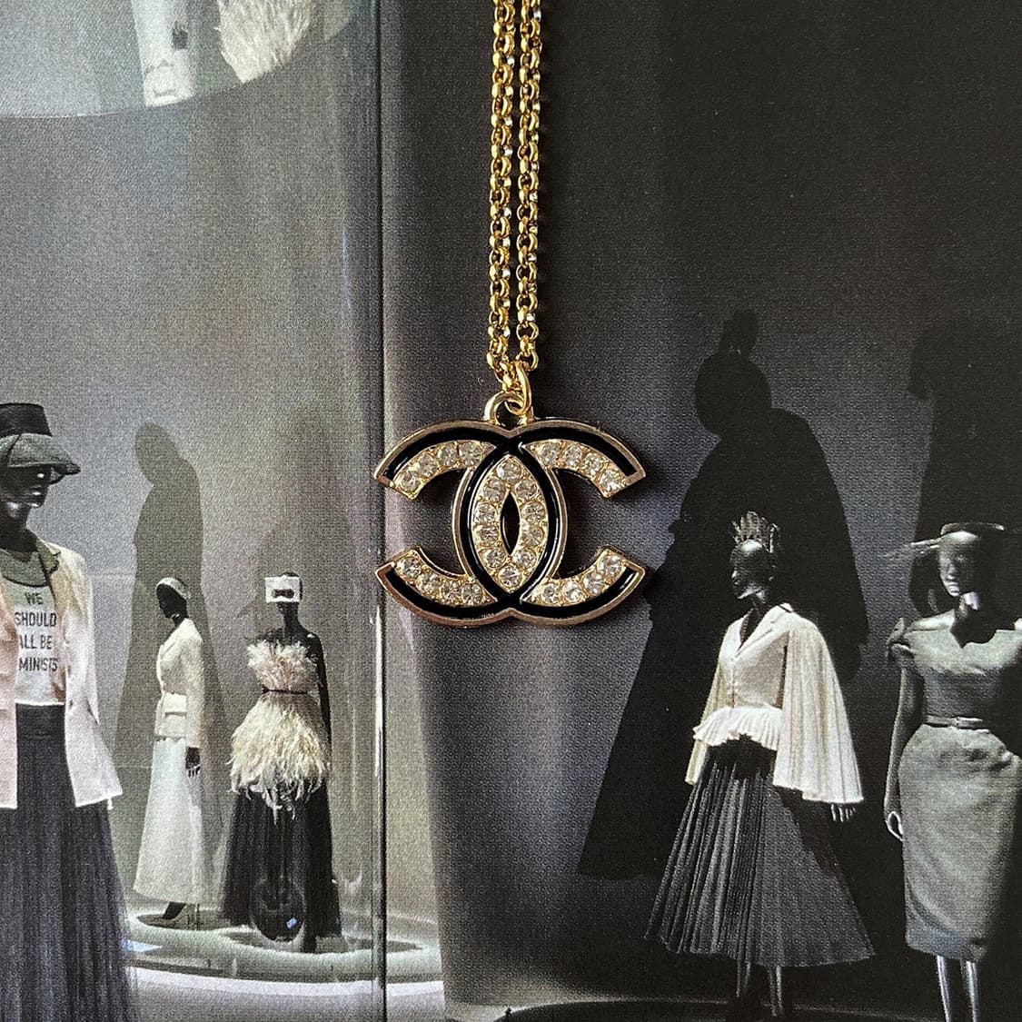 샤넬 크리스탈 블레이드 골드 롱 목걸이 블랙  상품이미지4