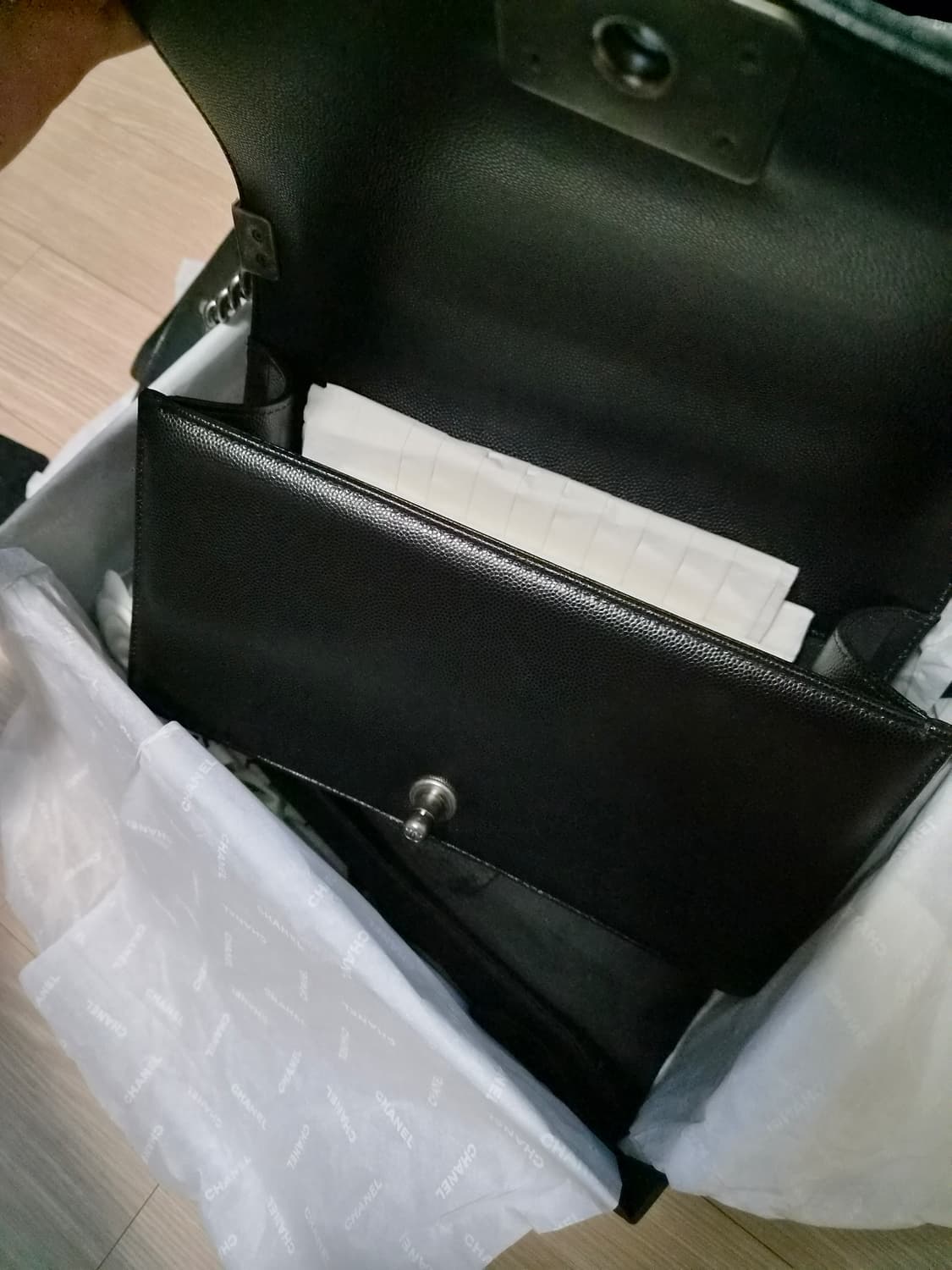 샤넬 보이백 미듐 캐비어 블랙 빈티지 은장 상품이미지3