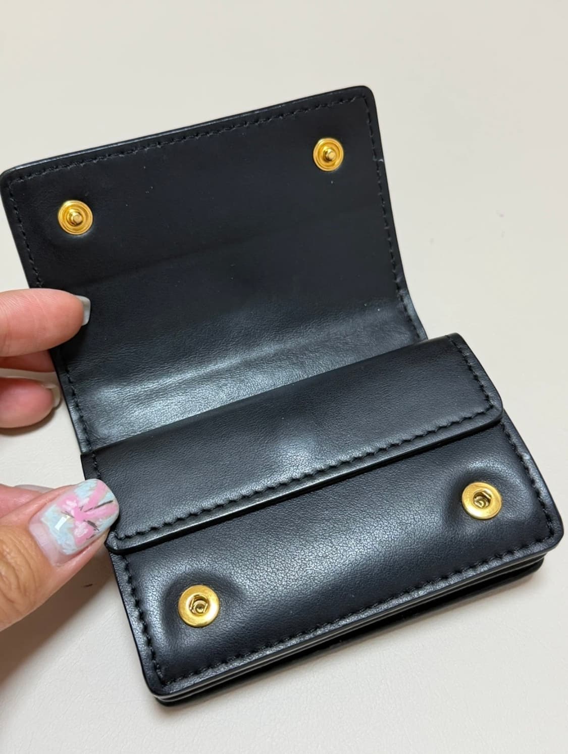 버버리 모노그램 가죽 카드지갑 블랙 상품이미지4