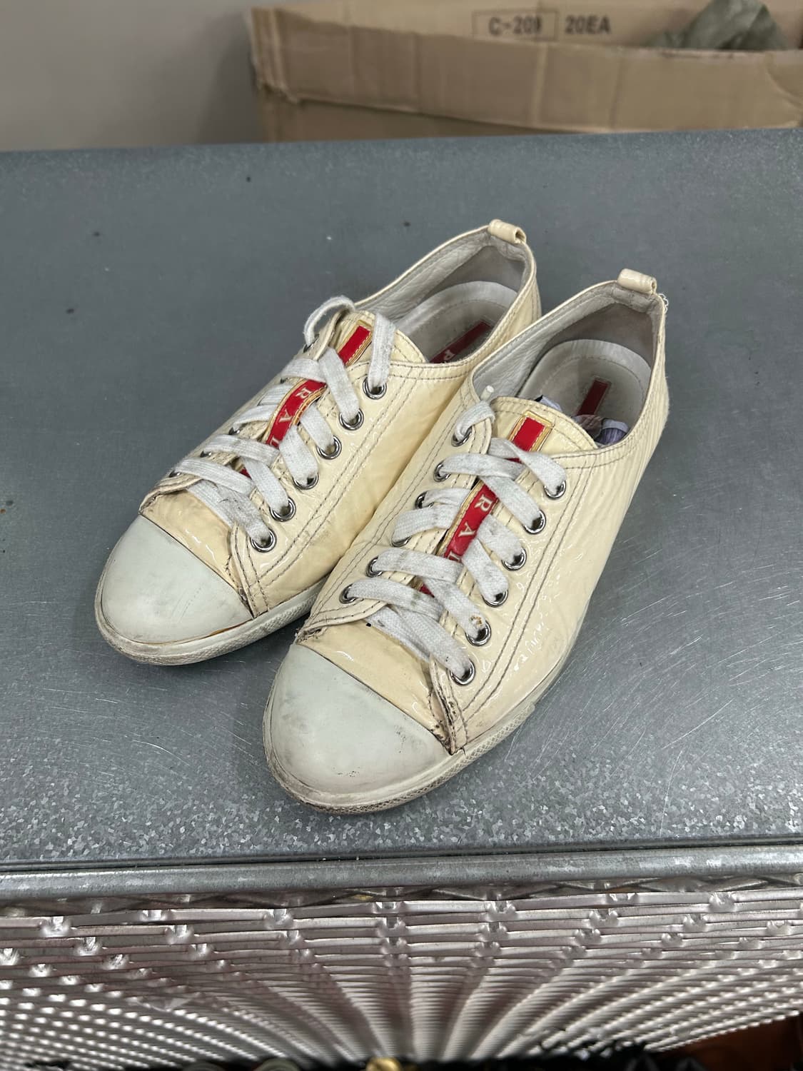 프라다 클래식 레드탭 스니커즈 35.5 상품이미지2