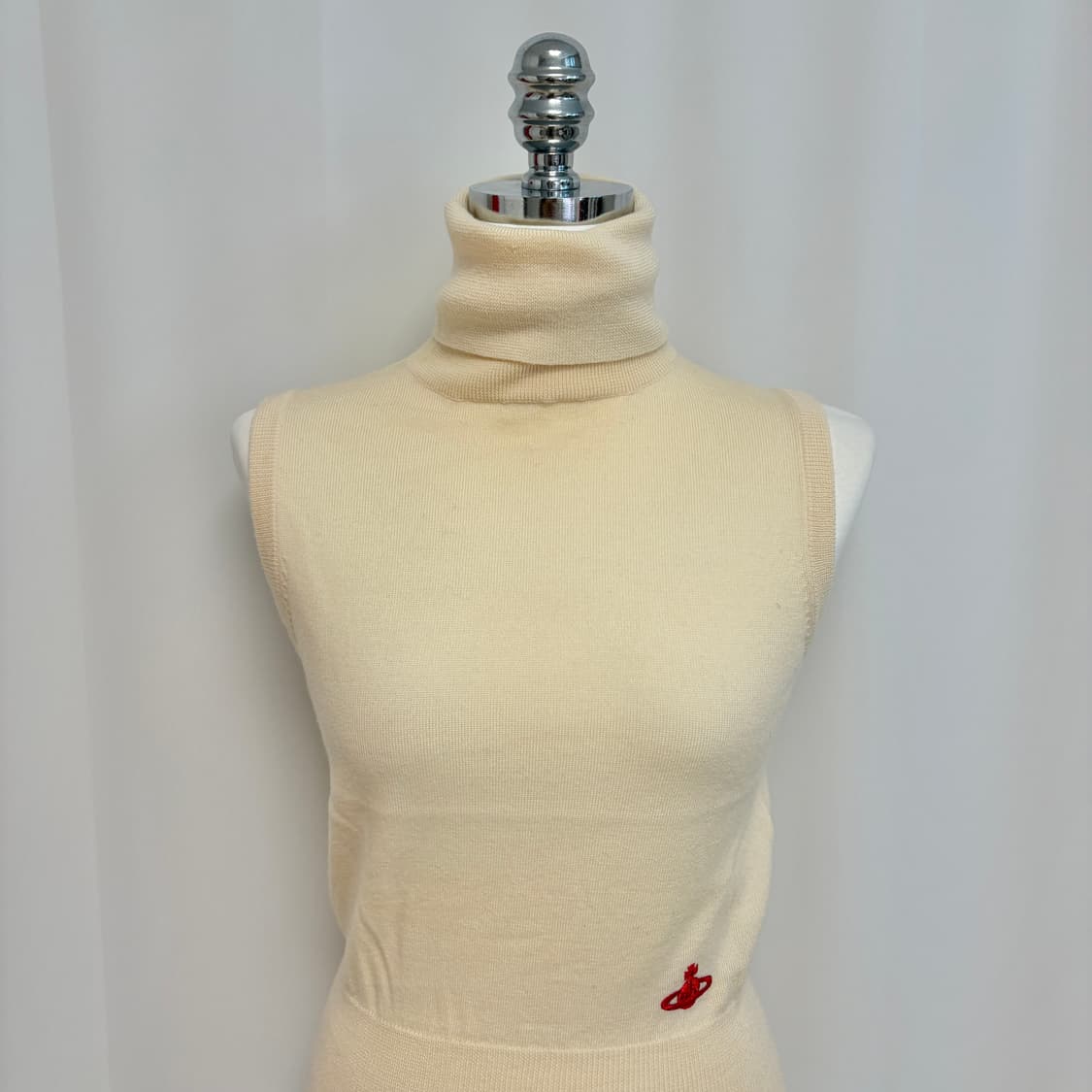 비비안웨스트우드 하이넥 베스트 니트 아이보리 상품이미지4