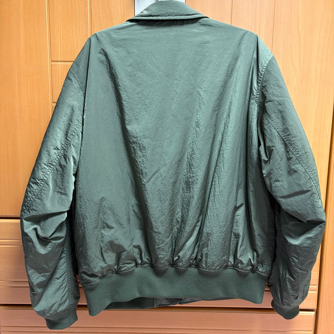 유니클로 JW앤더슨 패디드 블루종 올리브 상품이미지3