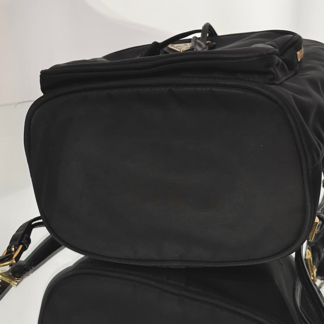 [정품] 프라다 삼각로고 리나일론 듀엣 버킷백 블랙 골드 상품이미지7