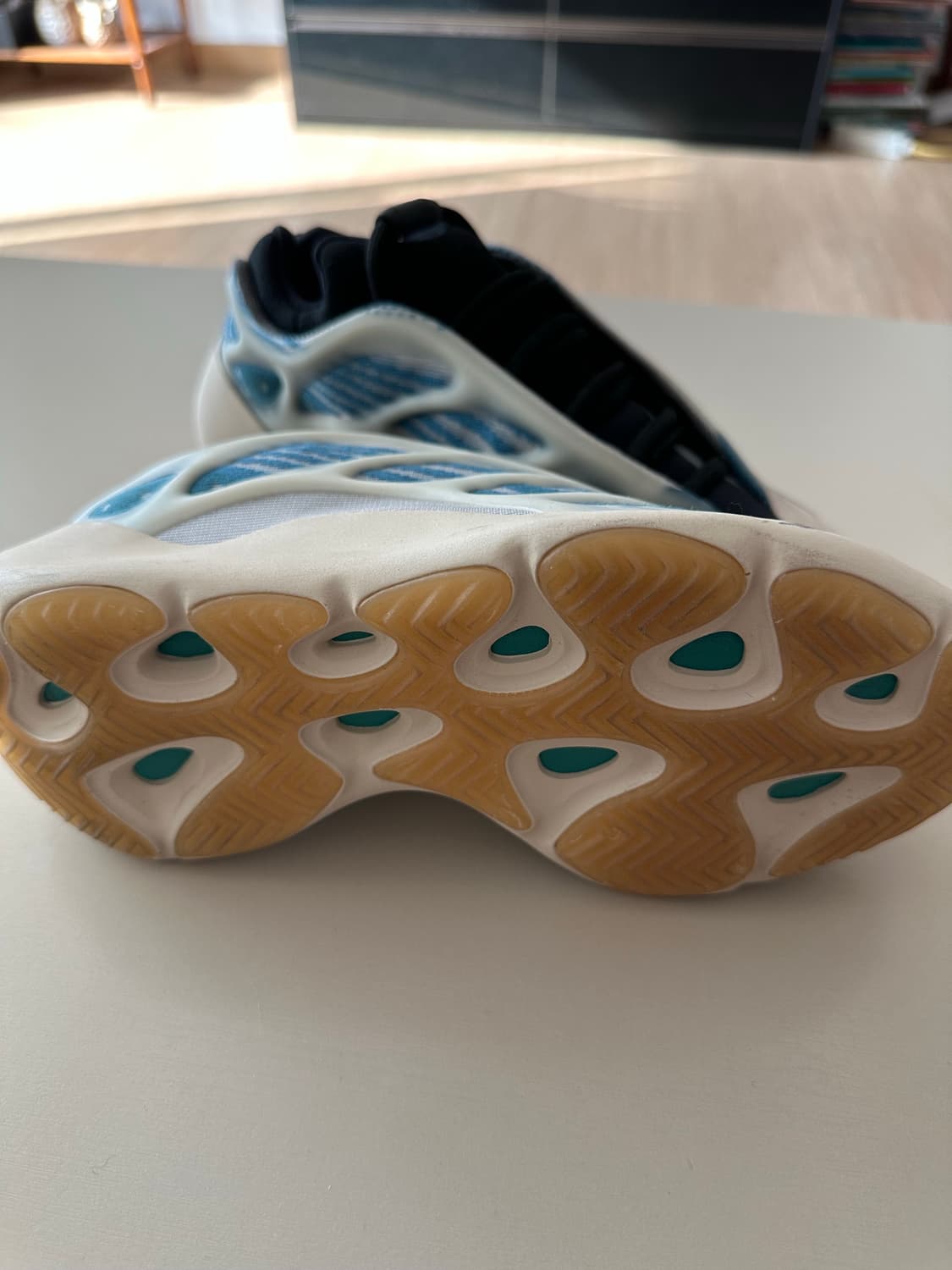 (230) 아디다스 이지 700 V3 카이아나이트 상품이미지3