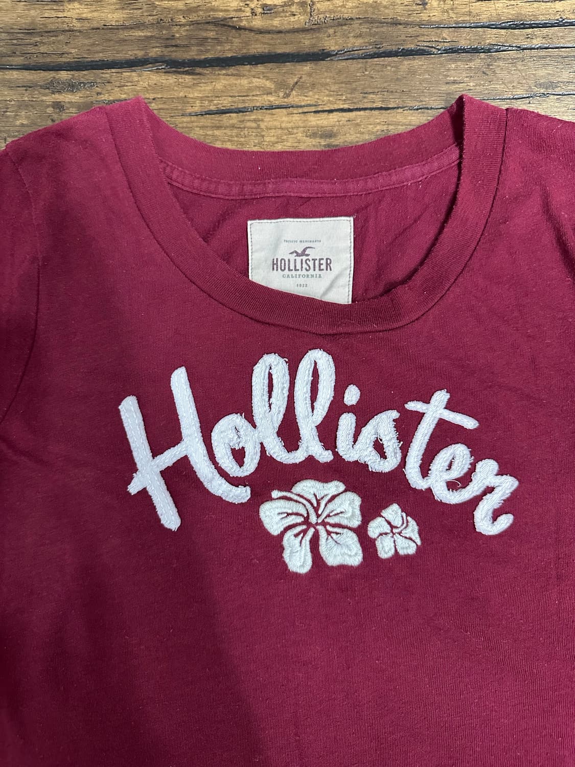 홀리스터(Hollister) 플라워 로고 슬림핏 반팔 티셔츠 S 버건디 상품이미지2
