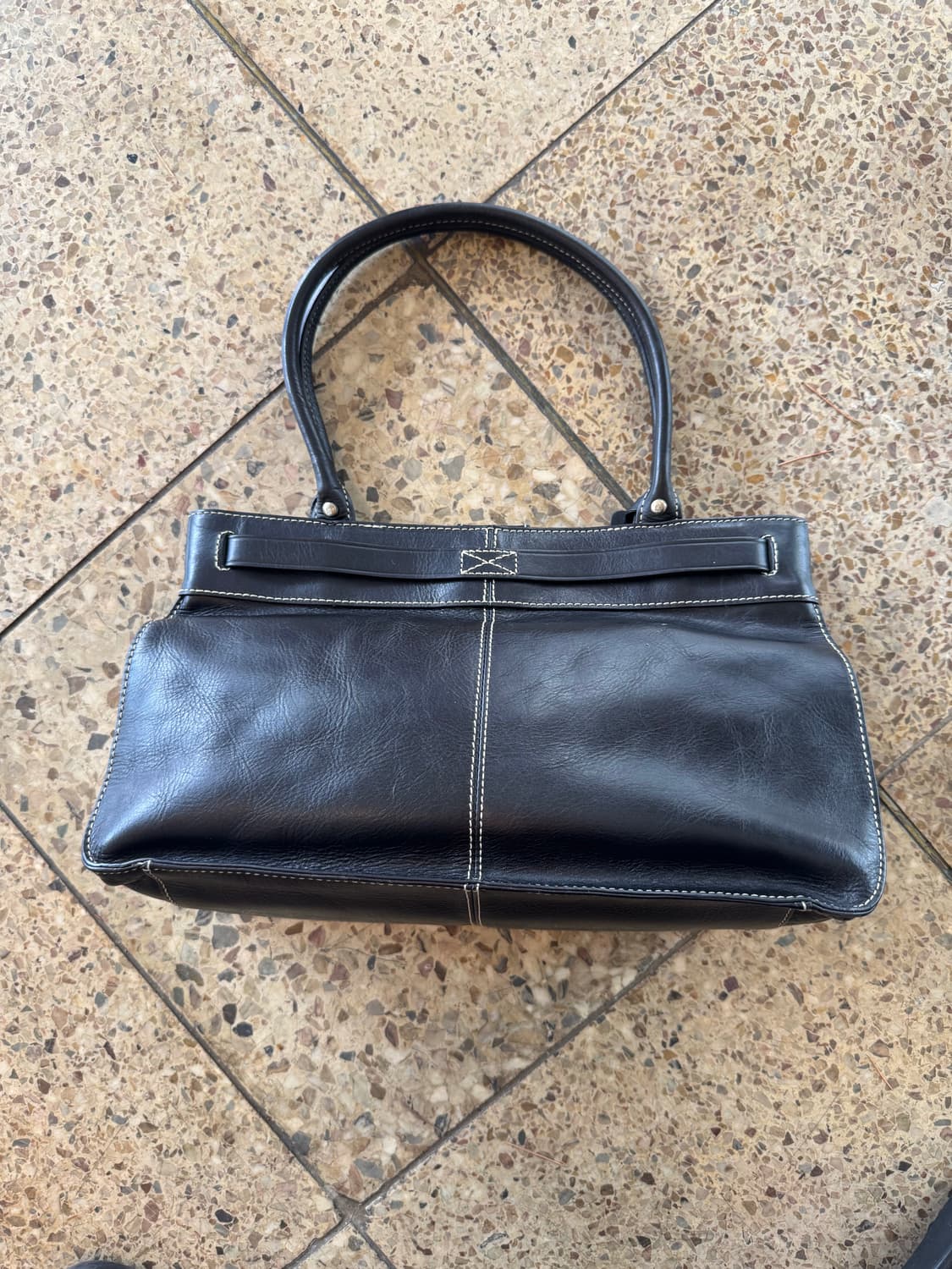 Liz Claiborne 리즈클레이본 버클 디테일 스티치 레더 백 상품이미지5