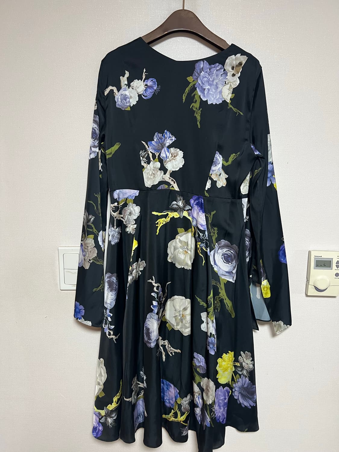 Acne Studios의 플라워 패턴 원피스 상품이미지1