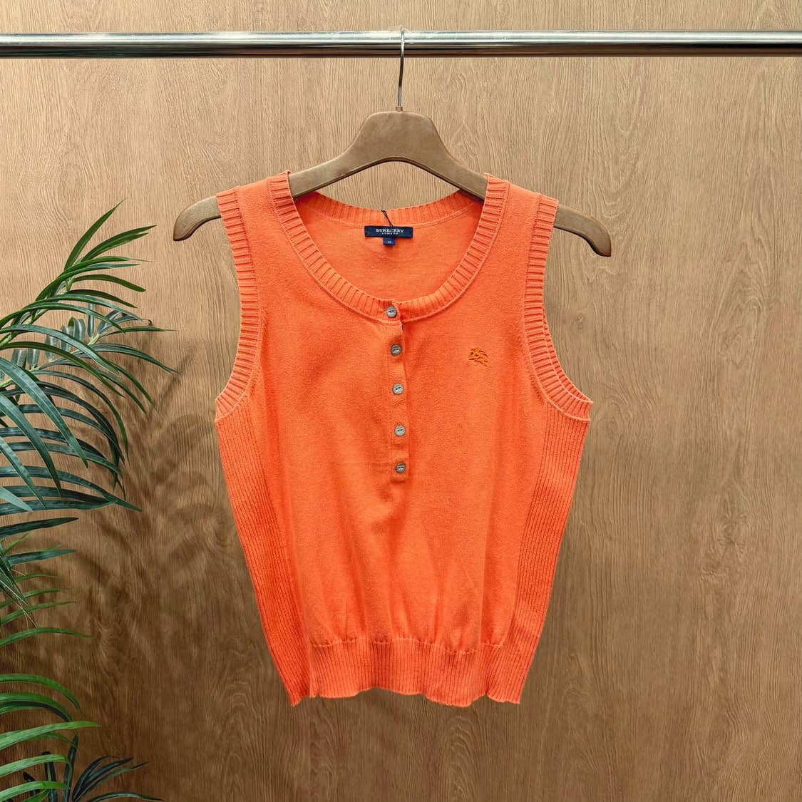 버버리 런던 라운드넥 니트 베스트 클래식 버튼 로고 자수 디테일 오렌지 상품이미지1