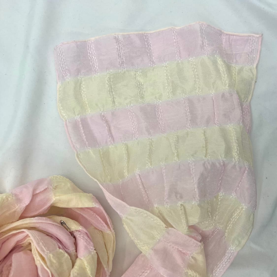A pink and cream crinkled gauze scarf 상품이미지2