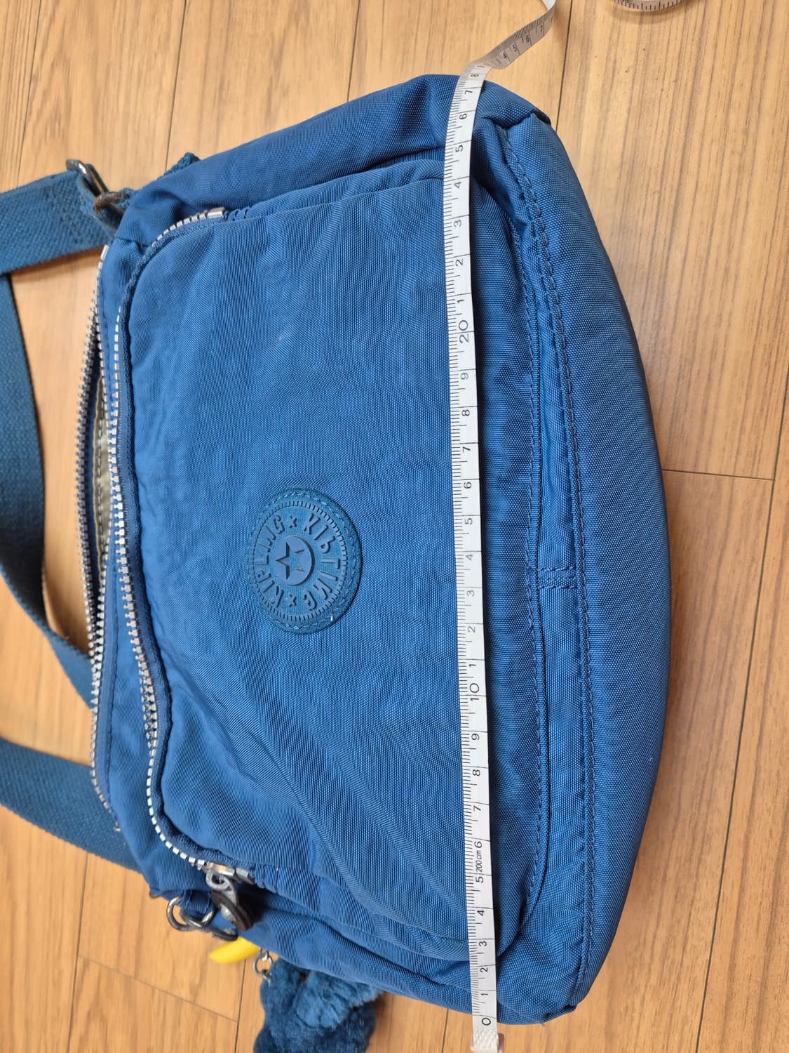 키플링 파란색 크로스백 판매합니다. 가벼운 재질이라서 어깨에 부담이 덜합 상품이미지6