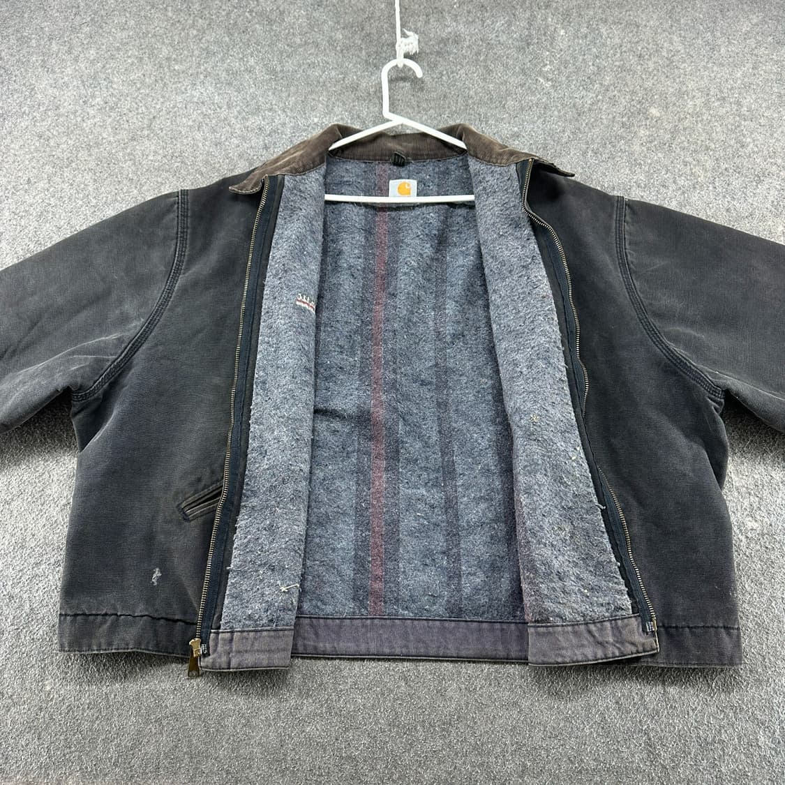 칼하트 J01 디트로이트 컨트롤드 레인 엘엘씨 커스텀 자켓 블랙 상품이미지2