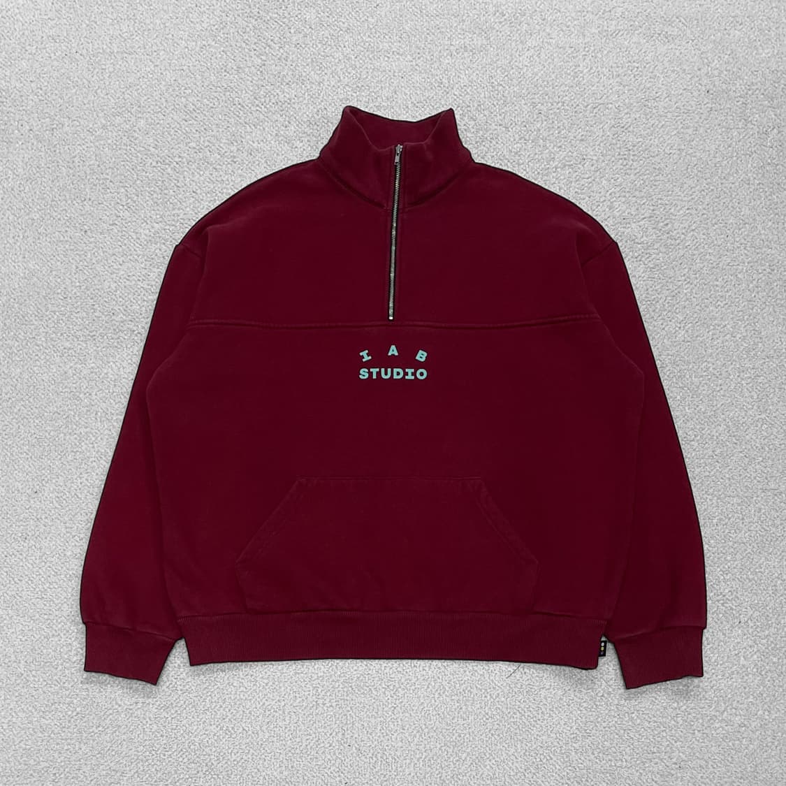 아이앱스튜디오 스펠 로고 코튼 하프집업 마룬 상품이미지1