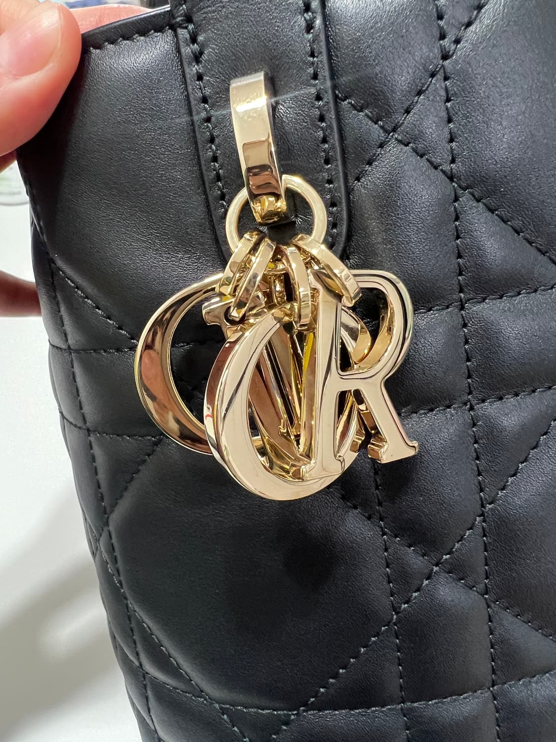 디올 뚜주흐 버티컬 토트백 스몰 블랙 상품이미지6