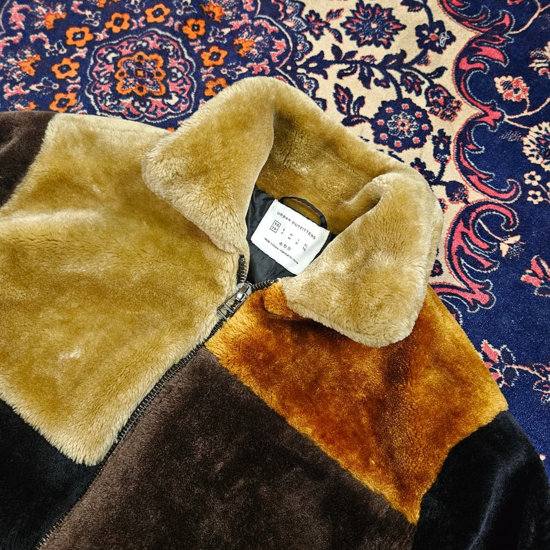 어반아웃피터스 Faux Fur UO 패치 워크 집업 자켓  상품이미지3